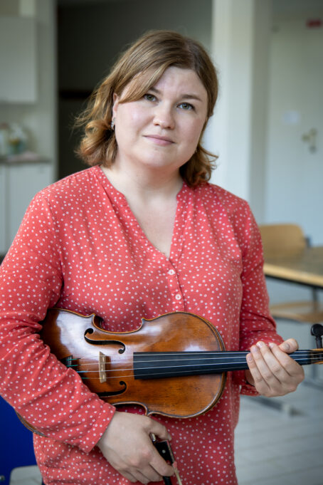 Elina Salin viulu sylissään