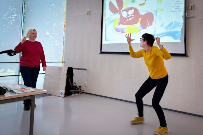 Kaksi naista improaa Kuusankosken kirjastossa