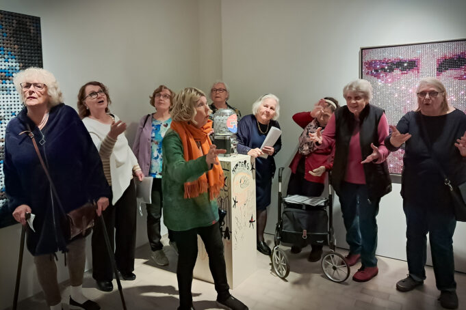 Ryhmä naisia esittää teatteria Poikilo-museossa