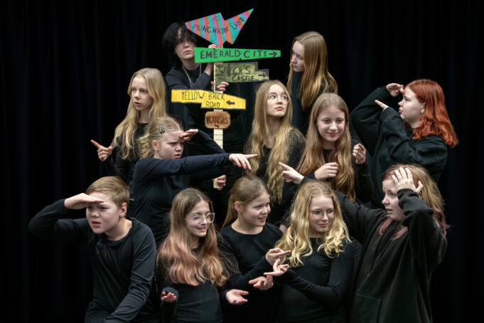 Nuoria teatterinharrastajia ryhmässä osoittelemassa ja katsomassa eri suuntiin