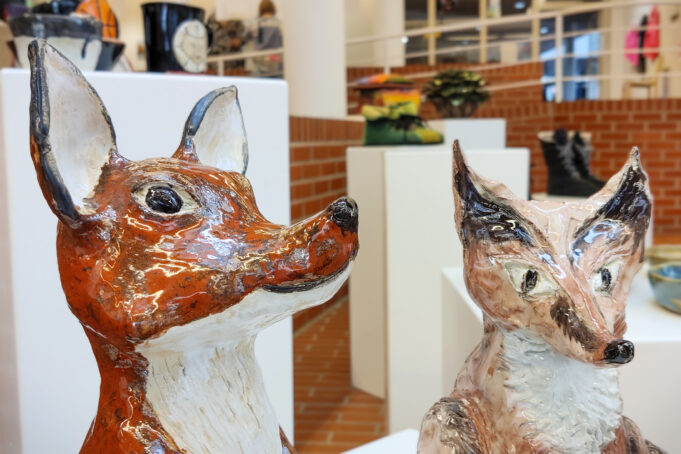 Kaksi keramiikka-kettua Kuusankoskitalon galleriassa