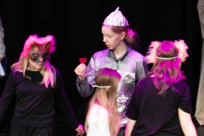 Nuoria näyttämöllä teatterinopiskelijoiden festivaalissa